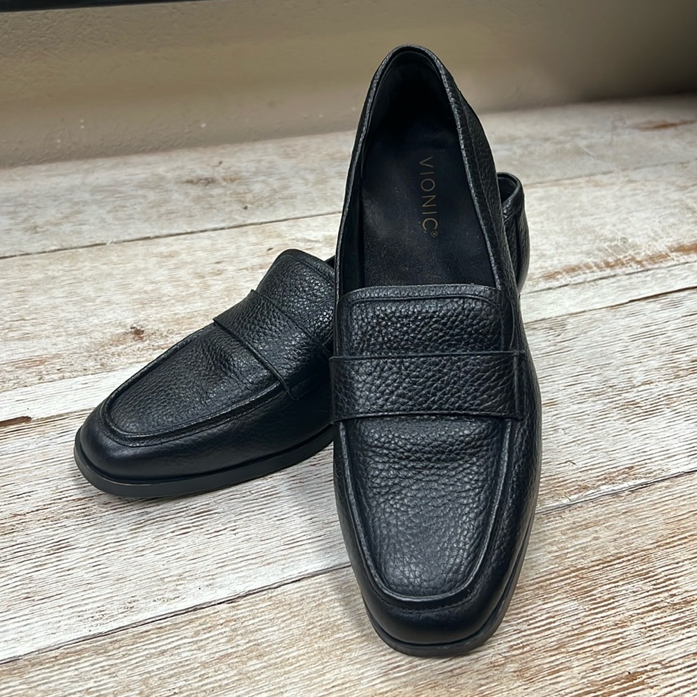 Vionic Pebbled Black Leather Loafers